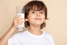 Ce se intampla in corpul copiilor daca beau prea mult lapte. Un baietel a socat lumea medicala