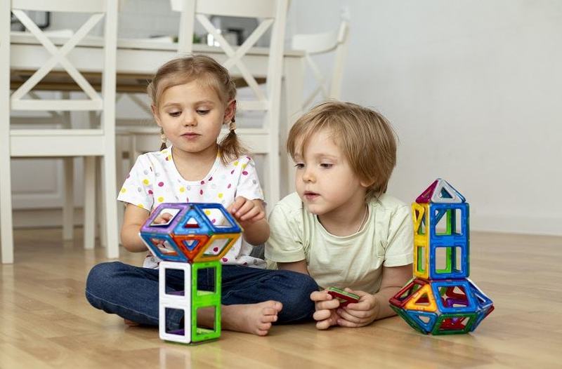 10 activitati educative care tin copiii mici ocupati si fericiti