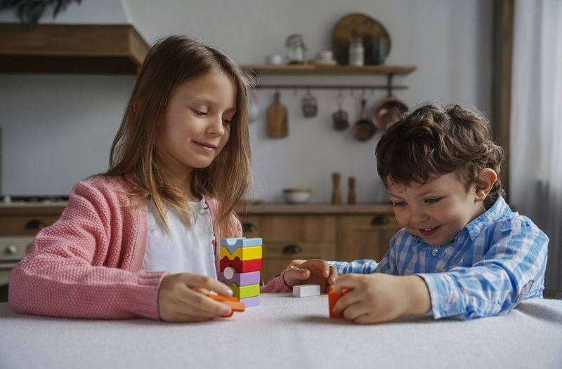 Ce jocuri alegi cand ai doi copii de varste diferite? Cum ii tii implicati si conectati prin joaca