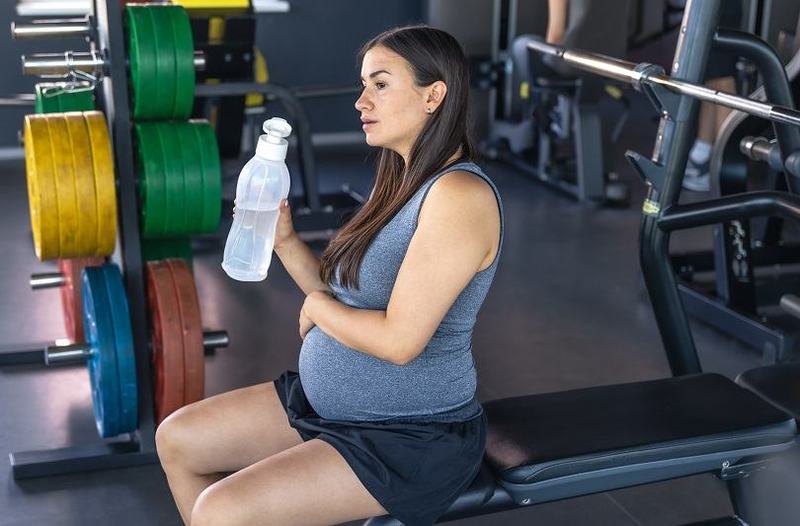 Sport si miscare in sarcina: program complet de exercitii sigure pe trimestre pentru viitoarele mamici