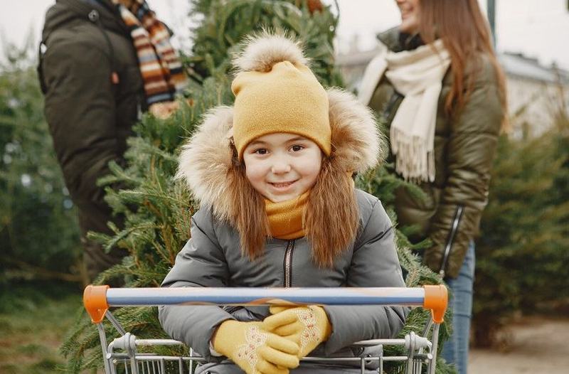 Cum alegi bradul de Craciun perfect pentru copii: natural sau artificial