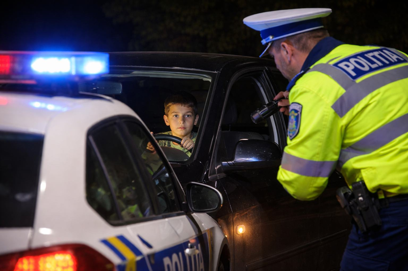 Copil de 11 ani prins la volanul masinii parintilor, in Dambovita. A oprit la semnalul politistilor