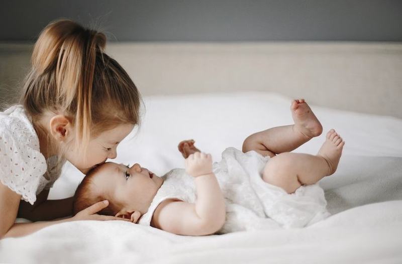 Al doilea copil in familie: cum primul copil devine ajutor si invata responsabilitatea