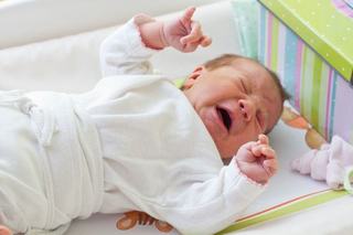 Bebelusul plange aproape non-stop? Ar putea suferi de colici severe