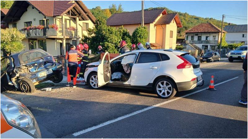 Ce greseli au facut parintii baiatului de 3 ani care a murit aruncat in parbriz in accidentul din Valcea