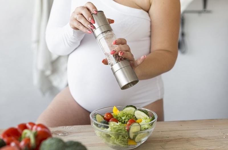 Sarea in sarcina: cantitatea recomandata si cum o poti reduce usor