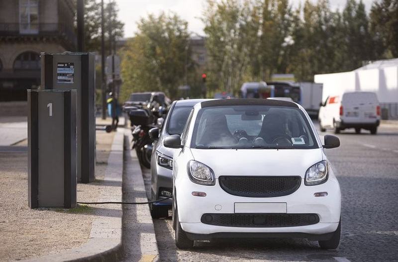 Interventie de urgenta: 2 copii lasati de tata intr-o masina la 47 de grade, in parcarea unui mall