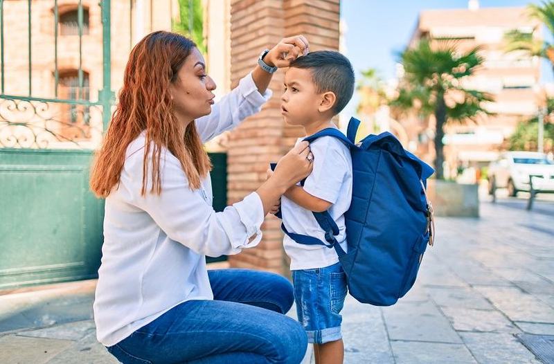Incepe scoala, apar emotiile: cum recunosti anxietatea copilului si ce poti face