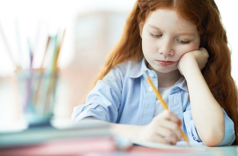 Semne de stres la copiii din clasele primare: Ce trebuie sa stie parintii despre adaptarea la scoala