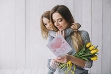 Cum sa-i arati dragostea copilului tau. 8 idei simple