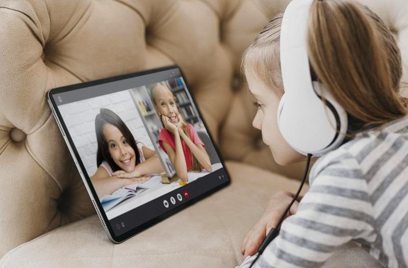 Videocall in vacanta: Cum pot copiii sa isi pastreze prietenii de la scoala si ce trebuie sa stie parintii