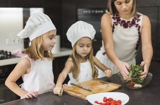 Cum ii convingi pe copiii mici sa manance mai multe legume: obiceiuri si trucuri care functioneaza