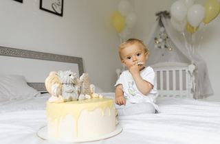 Tort aniversar pentru 1 an: variante sanatoase, idei de decor si recomandari pentru parinti