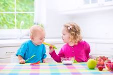 6 modalitati de a strecura iaurtul in alimentatia copiilor