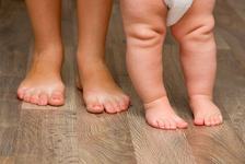 De ce are bebelusul picioarele in paranteza