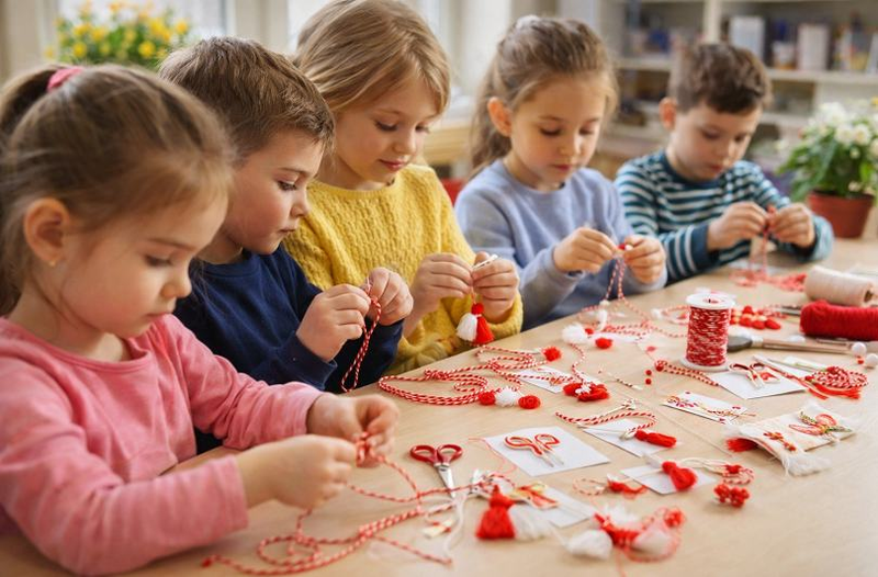 Martisoare realizate de copii: idei, pasi de urmat si rolul activitatilor creative