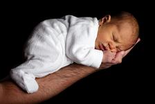 Stiai ca nou nascutii au mai multe oase decat adultii? Noua ciudatenii despre bebelusi