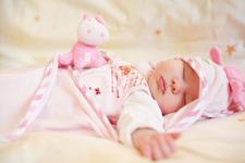 Bebelusul care tresare in somn, cauze si solutii