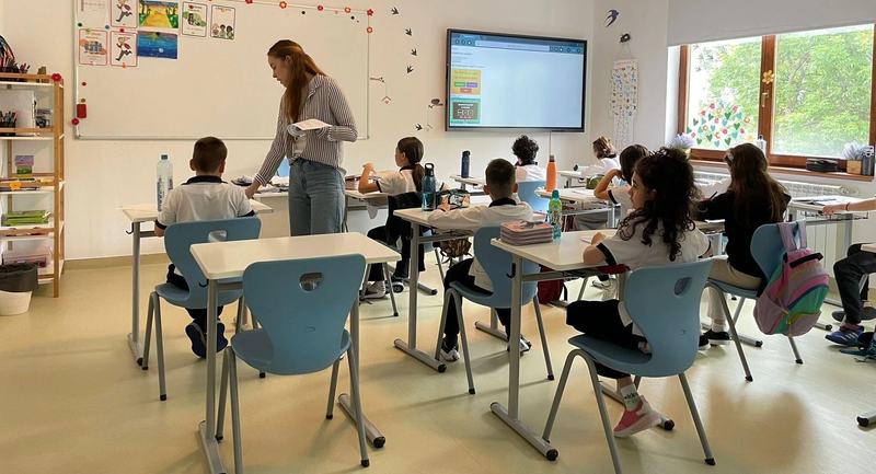 Cine ii invata pe cei aproape 3 milioane de copii din Romania. Cum arata profesorul roman in 2026
