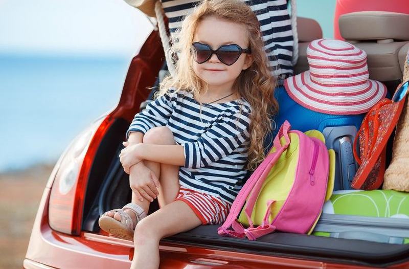 Cum faci bagajul copilului pentru vacanta la mare: lista completa si reguli de organizare