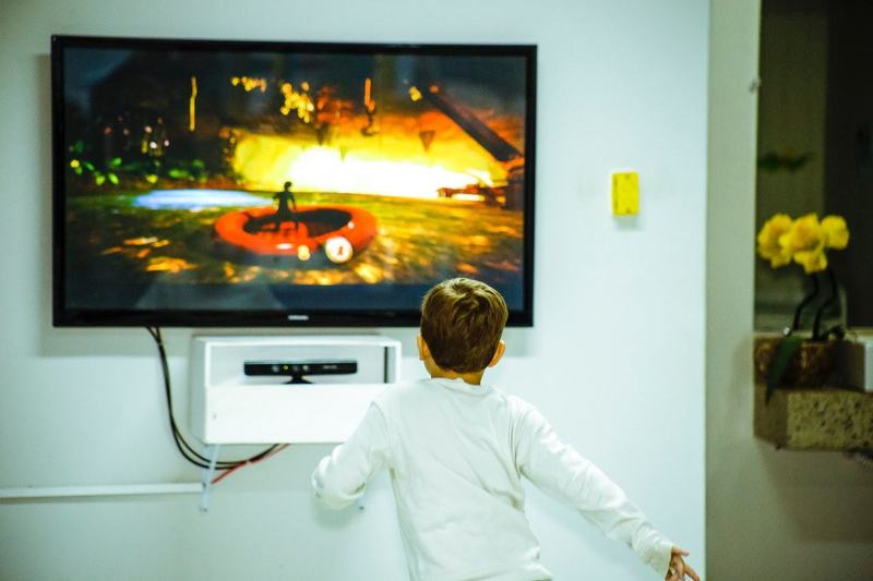 Impactul negativ al televizorului asupra copilului, cum il reduci?