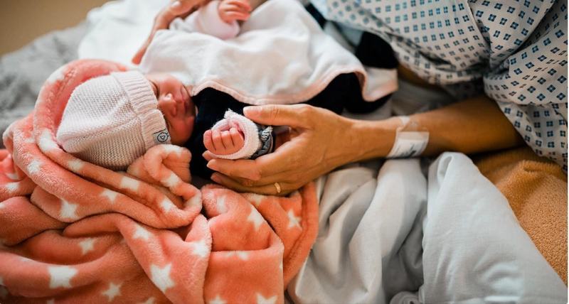 O femeie de 54 de ani din Grecia a nascut o fetita dintr-un embrion congelat timp de 22 de ani. Decizia a venit dupa moartea fiului sau
