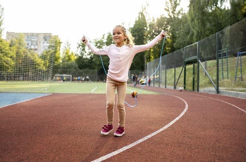 Redescopera magia jocurilor de odinioara: sotron, elastic si coarda pentru copii activi