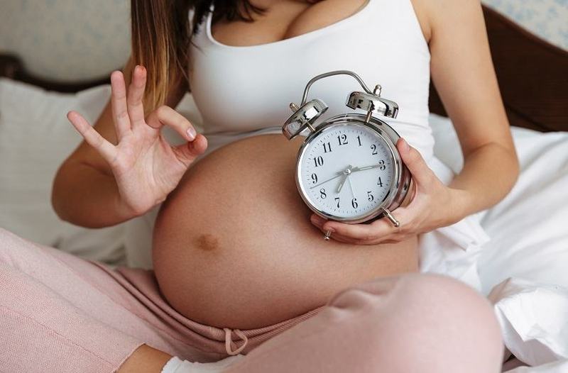 Semne ca se apropie nasterea: contractii, ruperea apei si ce trebuie sa stii despre depasirea termenului