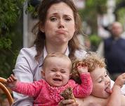 Studiu: Mamele care lucreaza cu norma intreaga sunt cu 40% mai stresate
