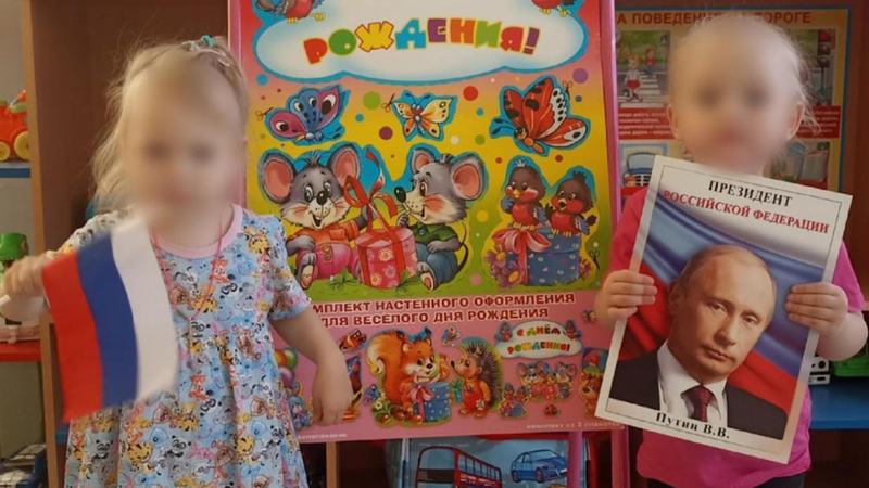 Copii de gradinita, pusi sa ingenuncheze si sa-i multumeasca lui Putin pentru „pace”. Imaginile aparute in Rusia