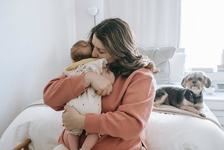 Un cercetator spune: bebelusii plang noaptea pentru ca parintii sa nu conceapa alt copil