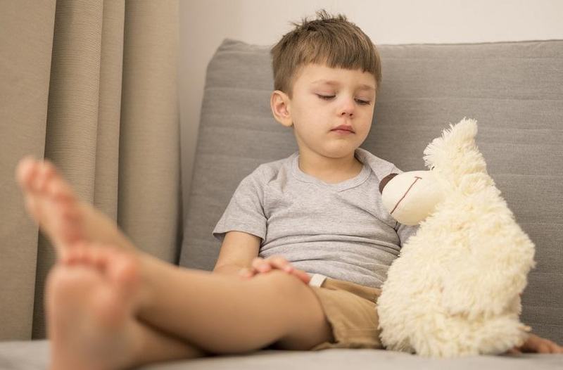 Gura-mana-picior la copii: Contagioasa, recidivanta si (aproape) inevitabila