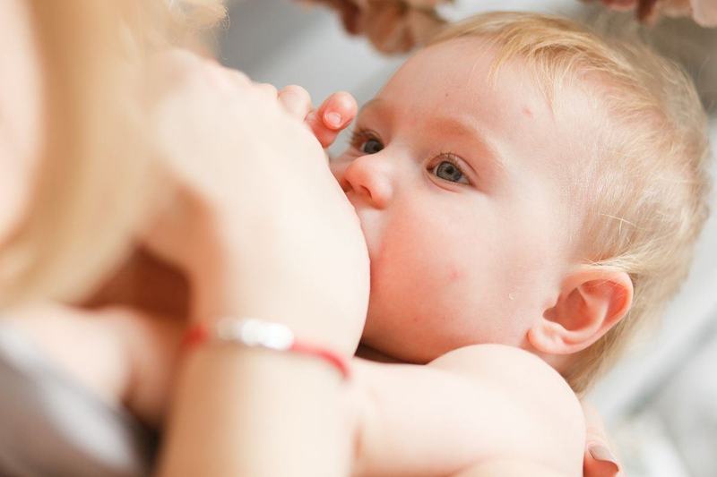Top 3 cele mai confortabile pozitii de alaptare pentru mama si bebelus