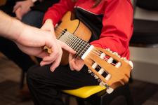 Opt moduri in care cantatul la un instrument muzical ii ajuta pe copii sa se dezvolte