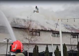 O fetita de 7 ani, salvata in ultima clipa din incendiul care i-a mistuit casa. Un pompier aflat in timpul liber a intrat dupa ea in flacari