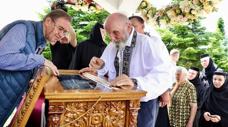 Tatal care s-a inchinat la moastele propriei fiice in ziua canonizarii. Moment emotionant la Manastirea Pasarea