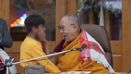 Gestul cu care Dalai Lama socat intreaga lume. Ce a putut sa ii ceara unui copil la un eveniment public