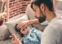 Sfaturi pentru tatici cand raman acasa cu copilul bolnav