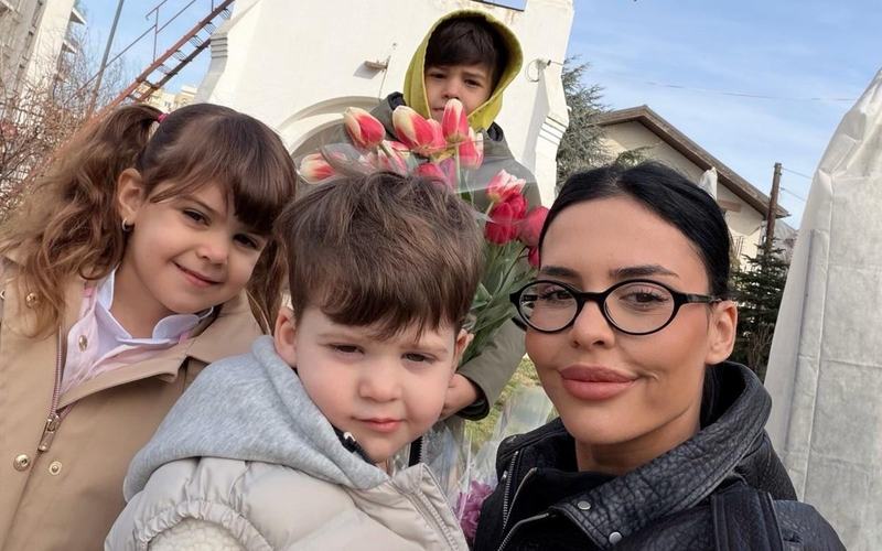 Andreea Popescu a ramas cu o singura bona pentru cei trei copii. Cine o mai ajuta dupa divort