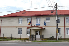 Elevi impartiti in clase...