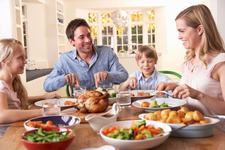 Masa in familie are beneficii pe termen lung, ne spun cercetatorii