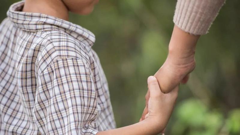 Opt frati crescuti de bunica, preluati de autoritati dupa amenintarile venite chiar din partea tatalui. Drama prin care trece familia