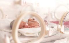 Bebelus nascut prematur, refuzat de maternitatile din Romania