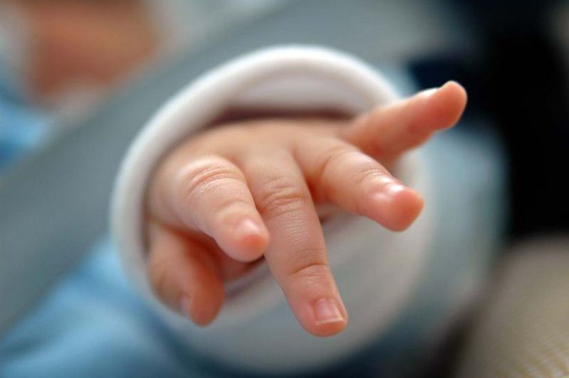 Bebelus de 6 luni si mama lui din Alba Iulia, suspecti de coronavirus