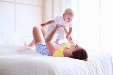 12 moduri prin care-l faci pe bebe sa zambeasca
