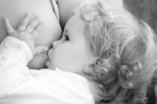 7 lucruri pe care sa nu le spui unei mame care alapteaza un toddler