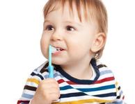 Cum ingrijim gingiile si primii dintisori ai bebelusului