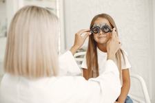 Consultul oftalmologic la...