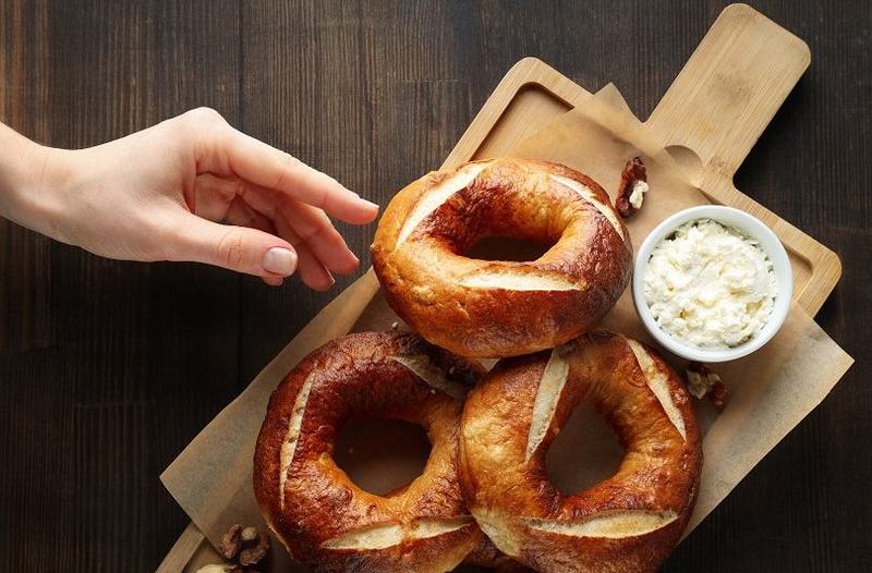 Bagels de casa cu seminte: reteta traditionala pentru covrigi aurii, crocanti si pufosi