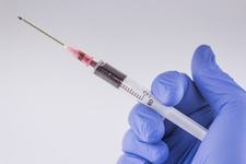 Sute de copii infectati cu HIV de un medic care folosea ace de seringa din gunoi